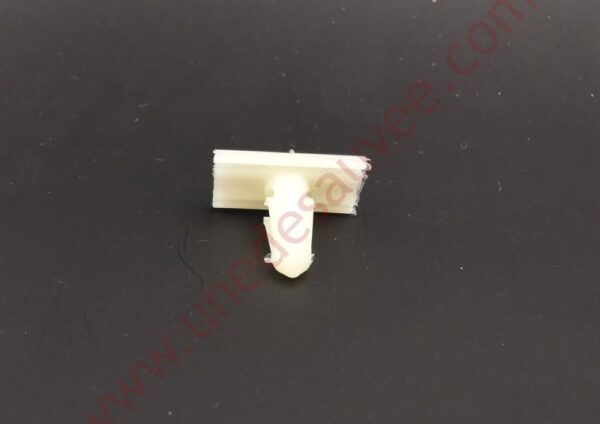 AGRAFE DE FIXATION DES LISERES SUR LES PARE - CHOS AVANT ET ARRIERE SUR PEUGEOT 205 GTI CTI
