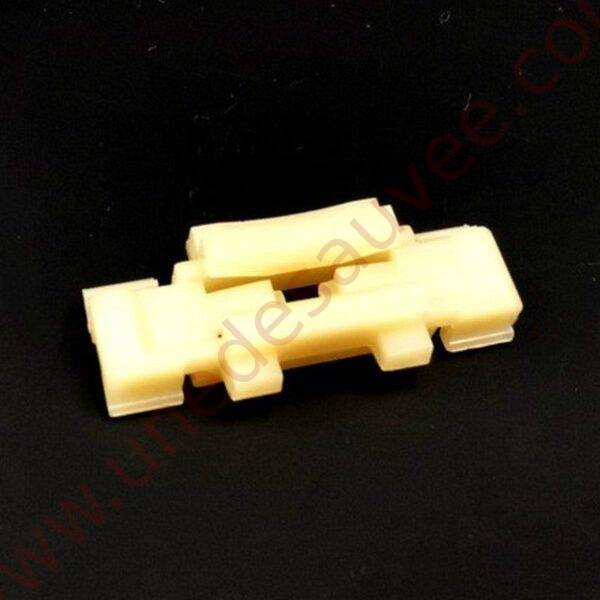 AGRAFE DE FIXATION DES LISERES SUR LES PARE - CHOS AVANT ET ARRIERE SUR PEUGEOT 205 GTI CTI