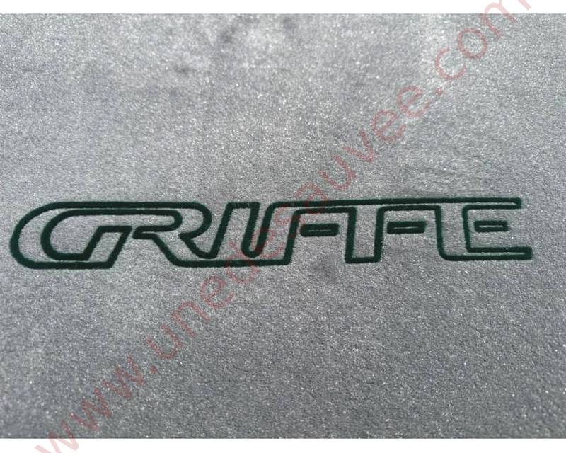 TAPIS DE COFFRE EN VELOURS DE COULEUR GRIS / SURTAPIS AVEC ECRITURE ET COUTURES VERTE POUR PEUGEOT 205 GTI 1.9 GRIFFE